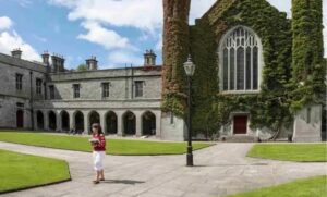 منحة دراسية 